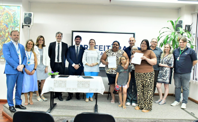 Prefeita Fátima com o secretário nacional de Habitação, técnicos e famílias beneficiadas