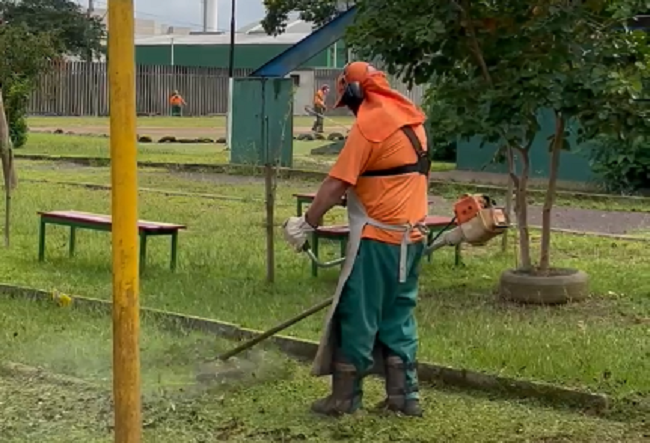 Membro da equipe da Comur realiza serviço de roçada em escola de Novo Hamburgo
