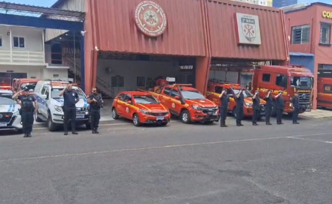 Guarda Municipal e Corpo de Bombeiros Militar de Novo Hamburgo em contigência, em frente as viaturas
