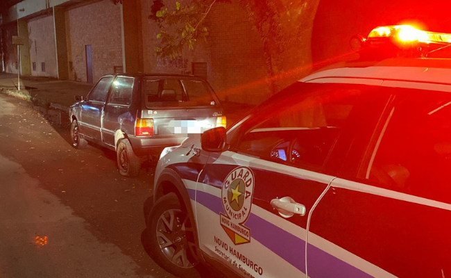 Fiat Uno, de cor cinza, que havia sido furtado no bairro Vila Nova na tarde de sábado (25).