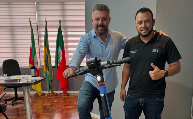Prefeito Gustavo Finck e um representante da empresa Jet lado a lado