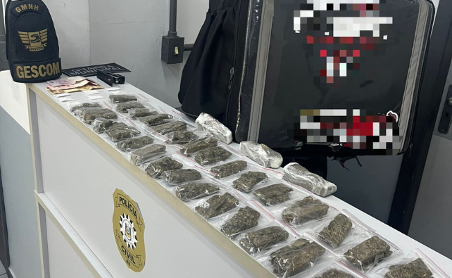Bancada da Polícia Civil com drogas apreendidas