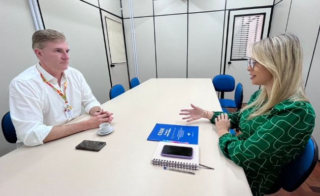 Secretária Andrea Schneider Pascoal à mesa com o secretário executivo Diogo Leuck