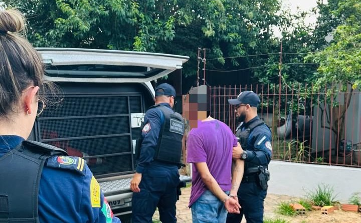 Homem é detido após empinar moto sem placa e fugir da Guarda Municipal