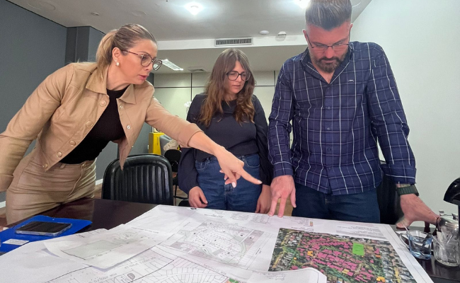 Prefeito Gustavo Finck em reunião com a arquiteta Simone Herber Toebe e a Secretária de Administração Andrea Schneider Pascoal