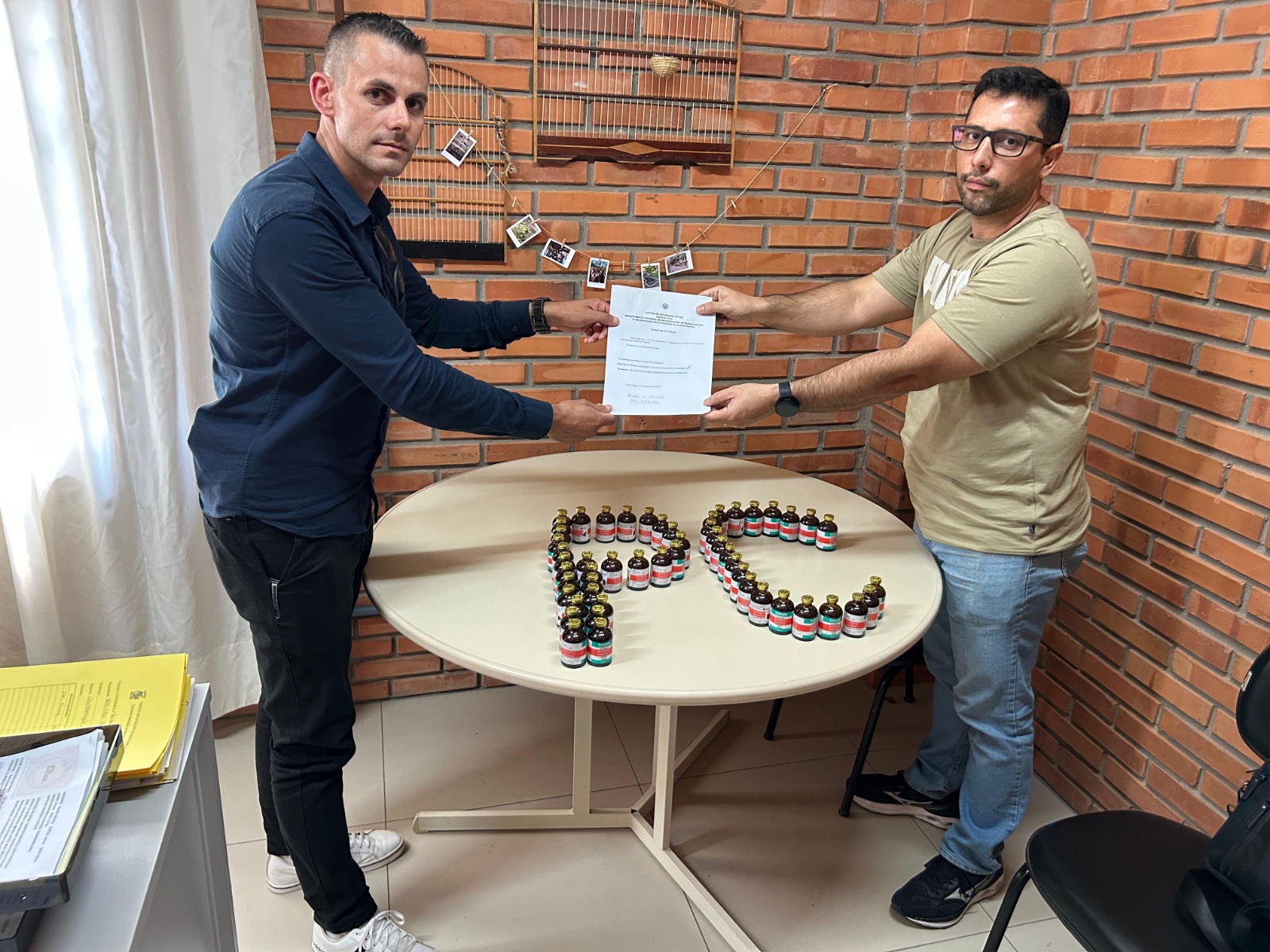 Secretário do Meio Ambiente e Desenvolvimento Urbano Anderson Bertotti, acompanhado de um integrante da Polícia Civil