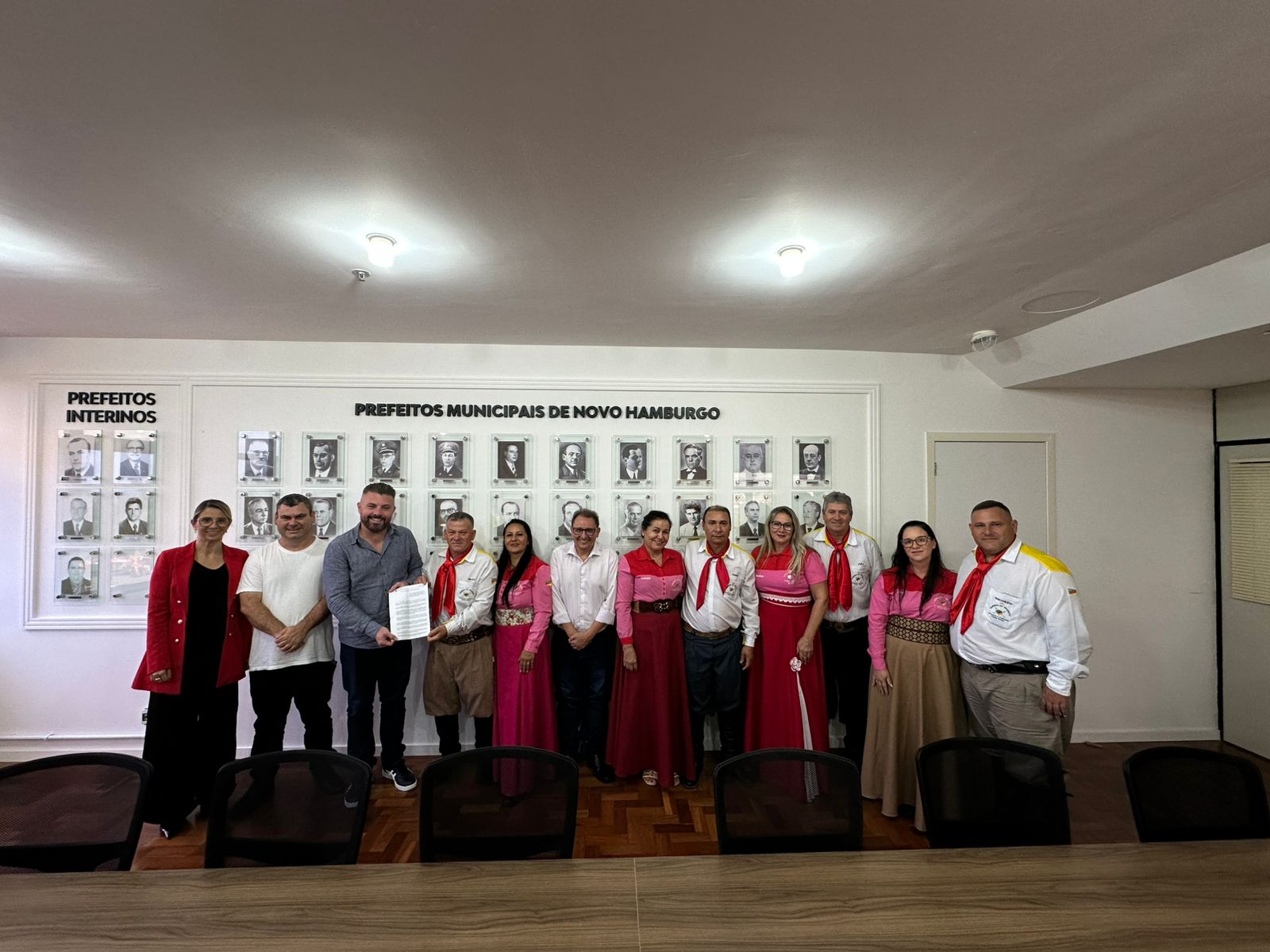 Na foto, integrantes do CTG Essência da Tradição, acompanhados do prefeito Gustavo Finck e da secretária de Governança. Andreia Schneider Pascoal