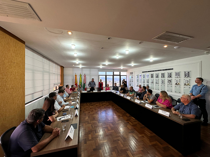 Prefeitura apresenta projetos de sessão extraordinária a vereadores. Encontro contou com a presença dos 14 parlamentares do Município.