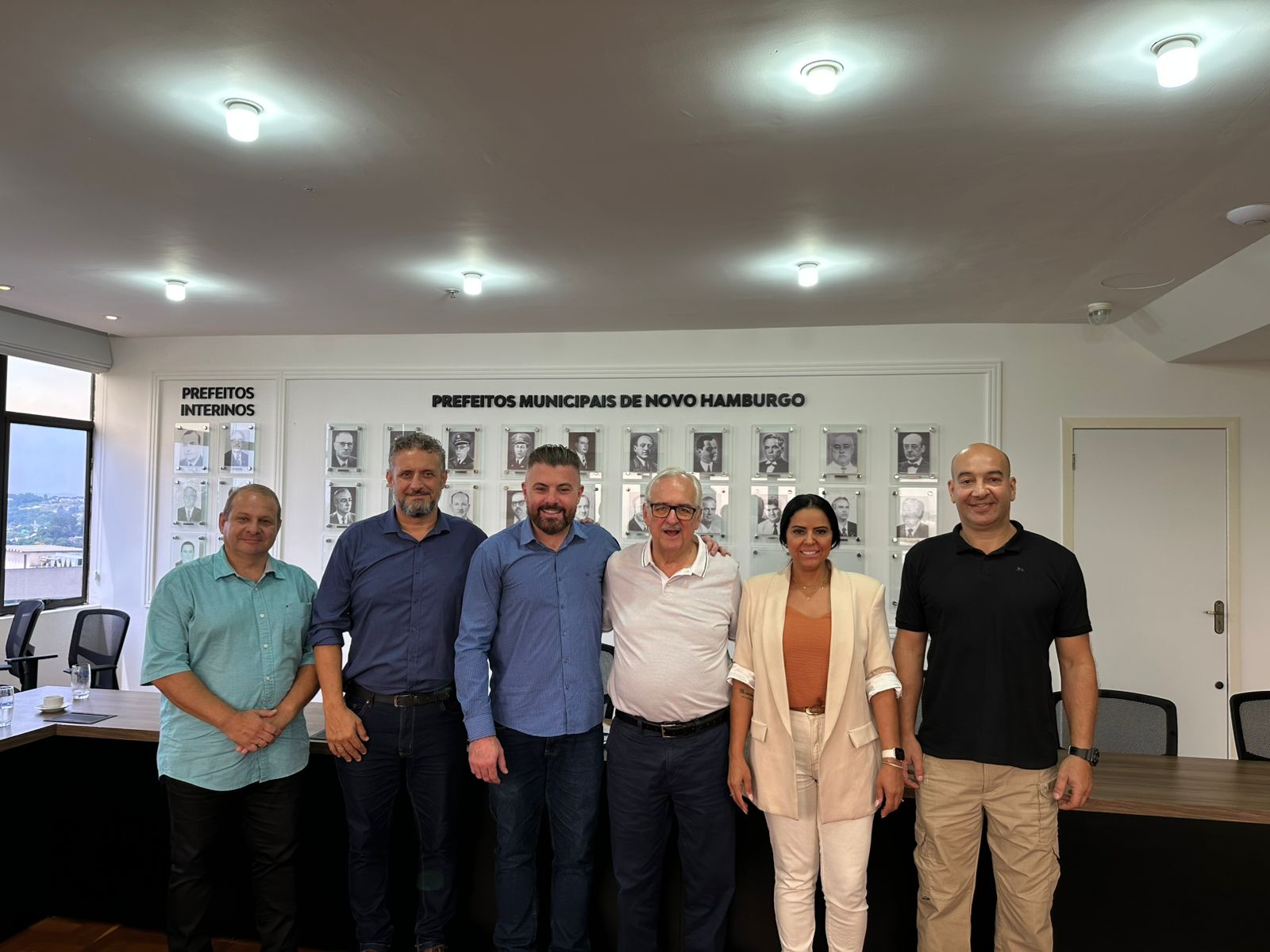 Na ordem, da esquerda para a direita: vereador Cristiano Coller, deputado estadual Issur Koch, prefeito Gustavo Finck, deputado federal Pedro Westphalen, vereadora Deza Guerreiro e vereador Giovani Caju