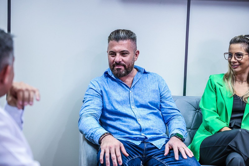 Gustavo Finck e Andrea Schneider Pascoal receberam a visita do secretário Maneco Hassen 
