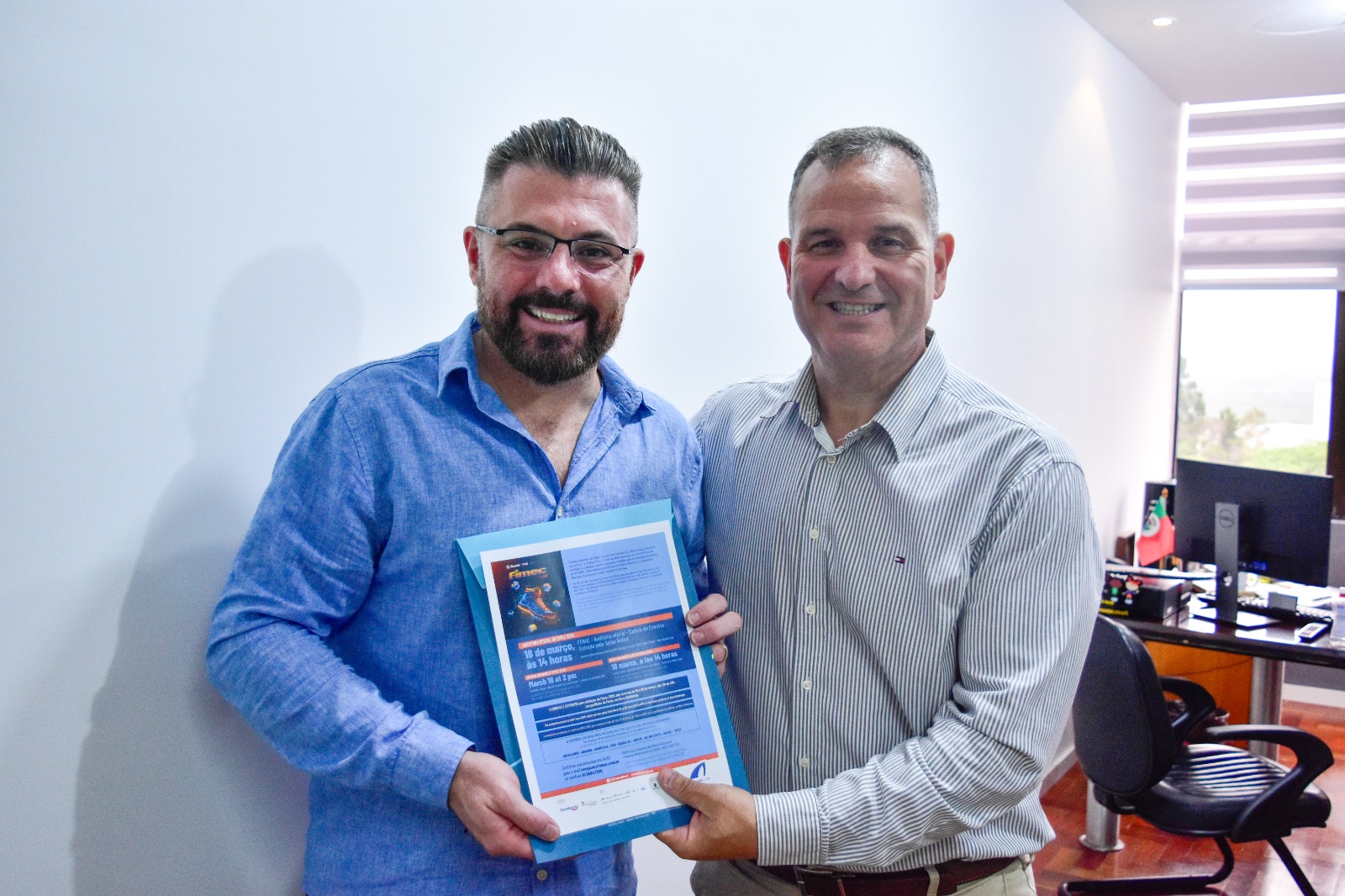 Prefeito Gustavo Finck e o presidente da Fenac, Márcio Jung, segurando o confite oficial para a quadragésima oitava Femic