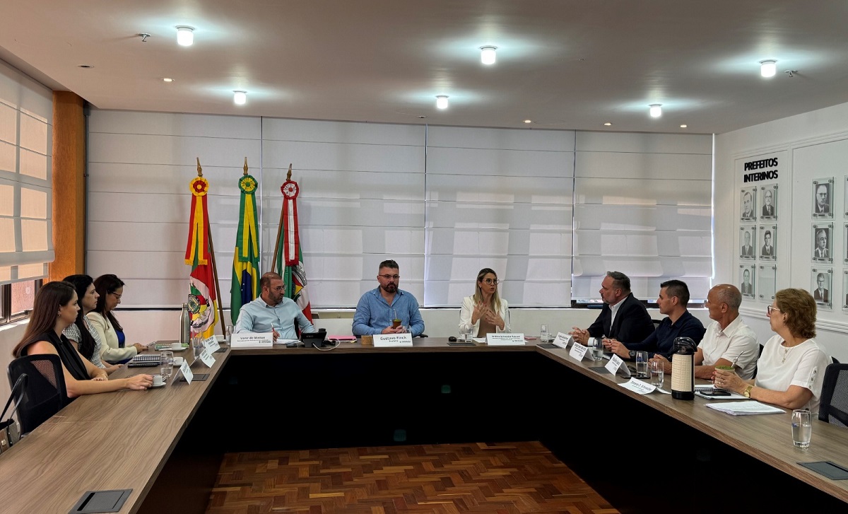 Ocorreu na manhã desta segunda-feira (3) a primeira reunião mensal de secretários no Centro Administrativo Leopoldo Petry. O encontro foi liderado pelo prefeito Gustavo Finck e se estendeu até o meio-dia.
