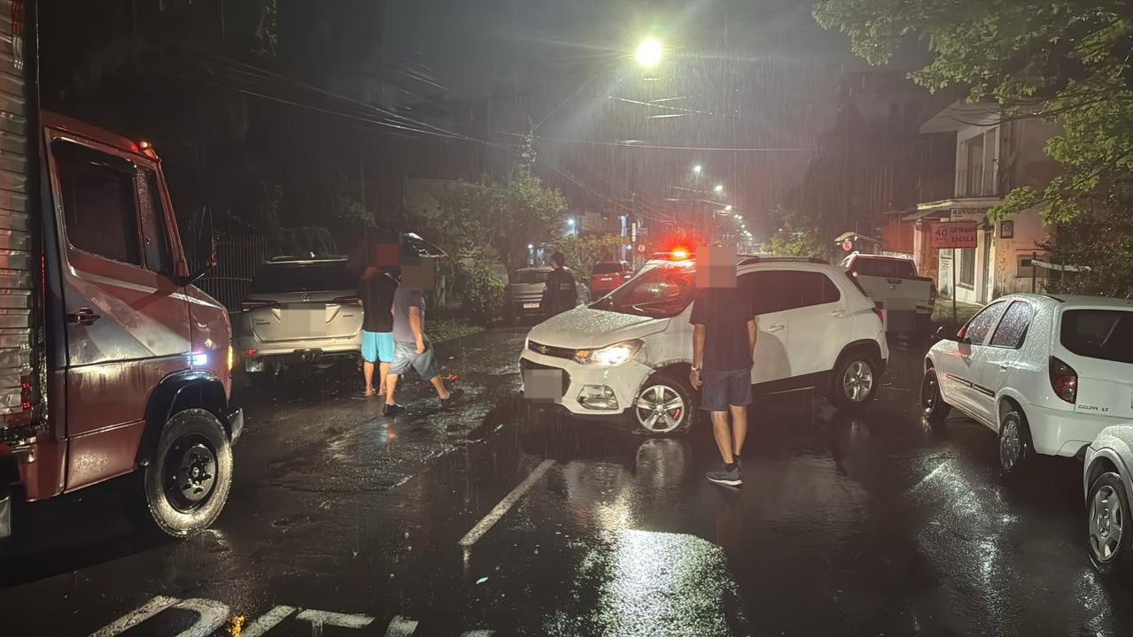 Carro ficou em meio à via, na contramão, após colidir em veículo estacionado