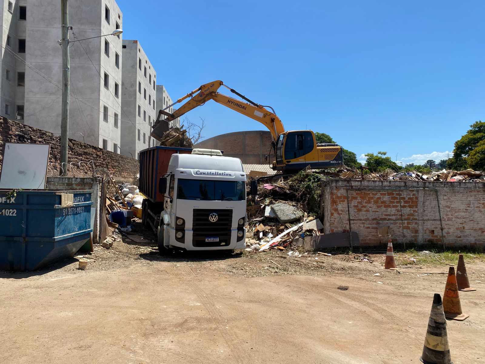 Retroescavadeira coloca resíduos do Ecoponto do bairro Canudos em caminhão para remoção
