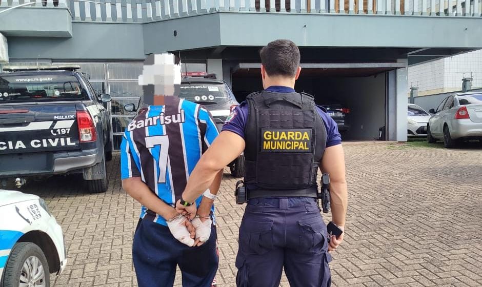 Homem algemado levado à delegacia após atendimento na UPA Centro em Novo Hamburgo