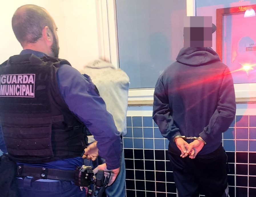 Dupla foi presa após perseguição no Centro