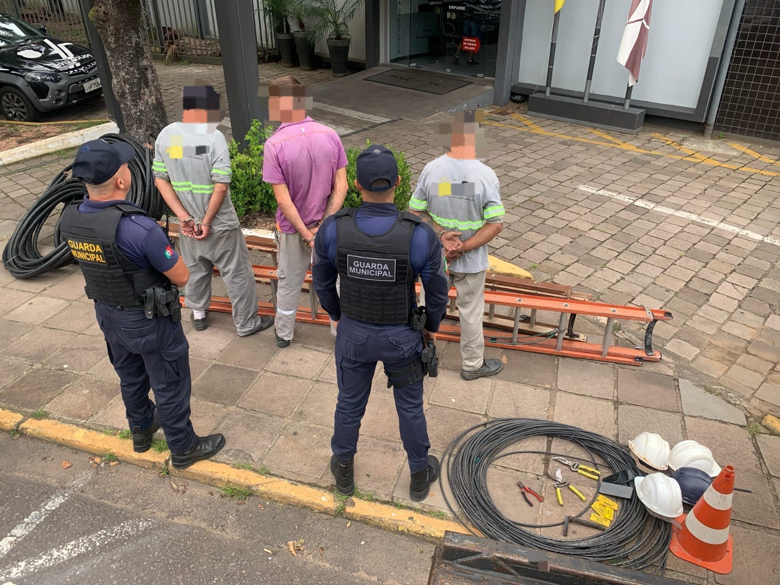 Três homens presos por furto de cabos em carro com numeração do motor raspada.