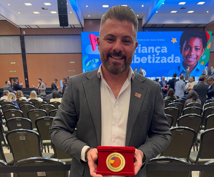Novo Hamburgo está entre as cidades brasileiras com trabalho destacado na rede municipal de ensino, conforme o programa Selo Nacional Compromisso com a Alfabetização. A premiação ocorreu nesta segunda-feira (10), no Centro Internacional de Convenções do Brasil (CICB), em Brasília, e contou com a presença do prefeito Gustavo Finck.