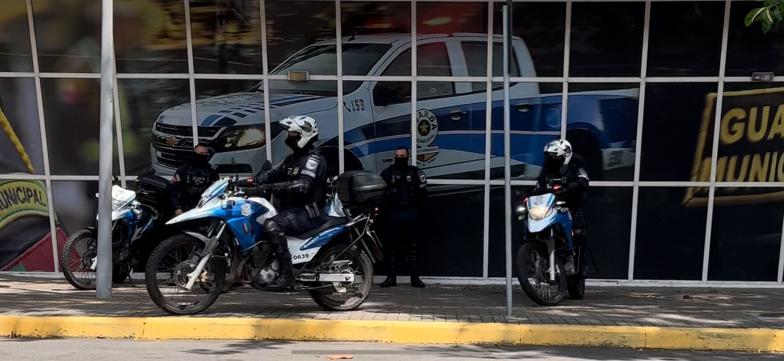 Motocicletas da Guarda Municipal em frente ao prédio do receptivo da Praça do Imigrante, em Novo Hamburgo