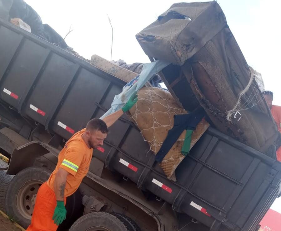 Agenda da Secretaria de Meio Ambiente e Desenvolvimento Urbano retira móveis que atrapalhavam pedestres