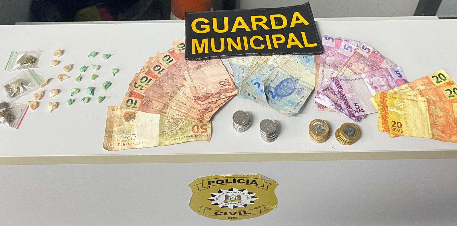Drogas e dinheiro apreendidos com homem no bairro Petrópolis, em Novo Hamburgo