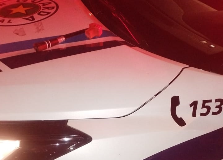 Viatura da Guarda Municipal de Novo Hamburgo com faca apreendida sobre o capô