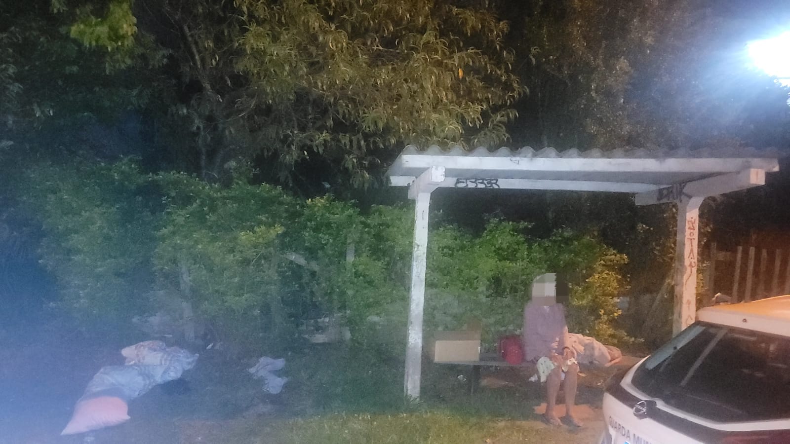 Idosa sentada em parada de ônibus foi abandonada pela neta no bairro Primavera, em Novo Hamburgo
