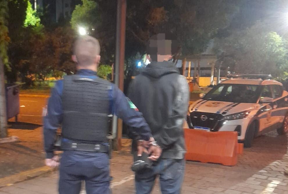 Guarda municipal conduz apenado que violou a tornozeleira eletrônica em Novo Hamburgo
