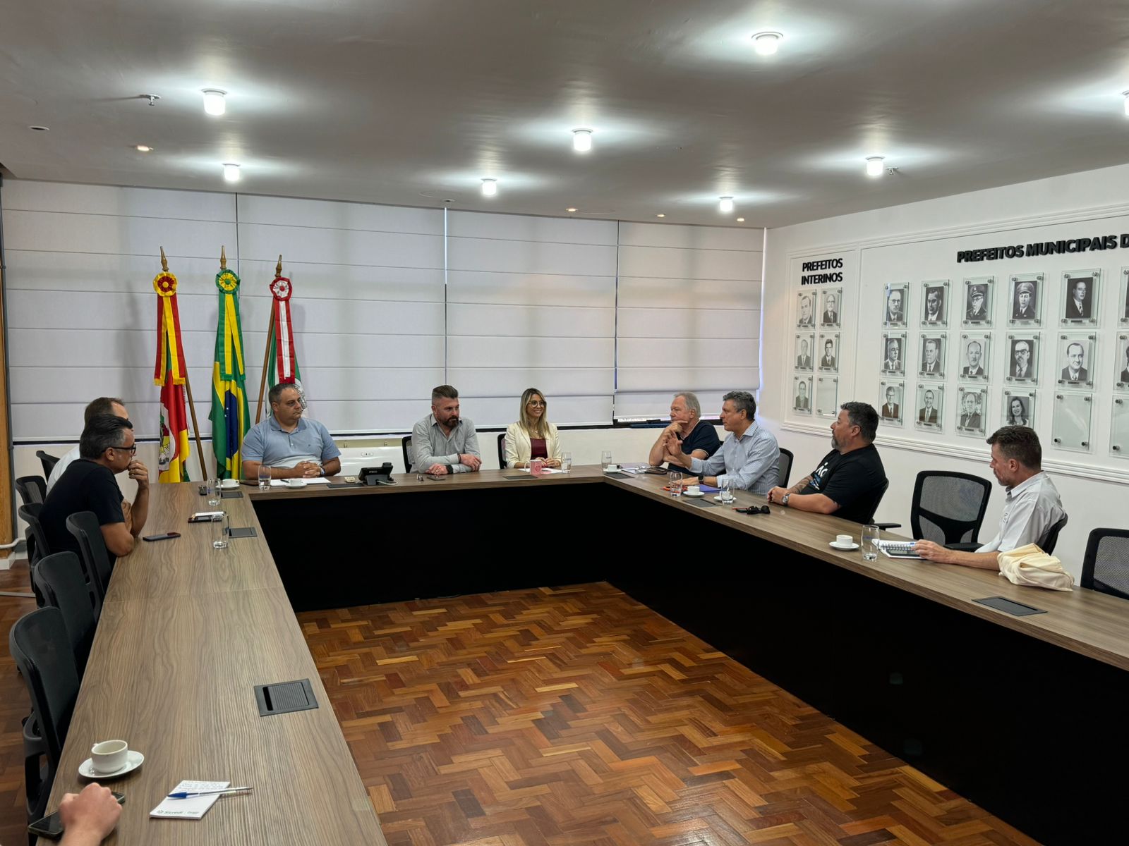 Prefeito Gustavo Finck, secretária Andrea Schneider e representantes de entidades do comércio e indústria