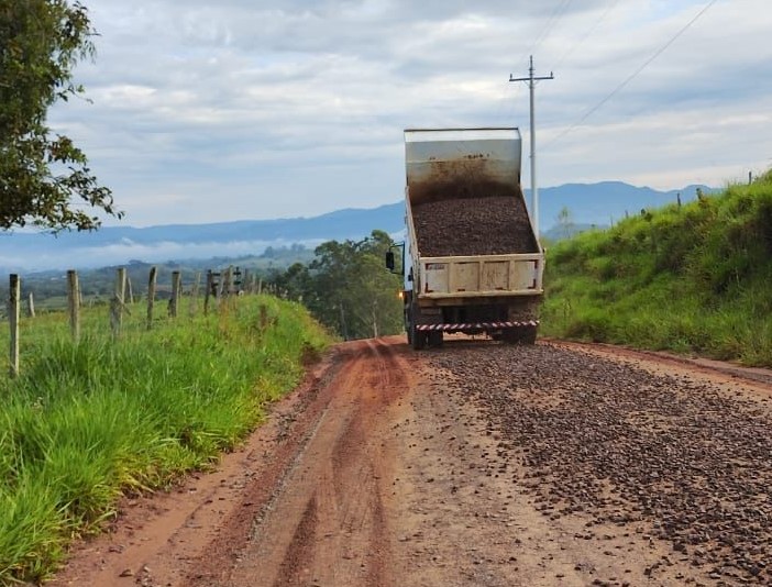 Estrada em Lomba Grande, na área rural, com um caminhão que mostra o serviço de manutenção das estradas da região