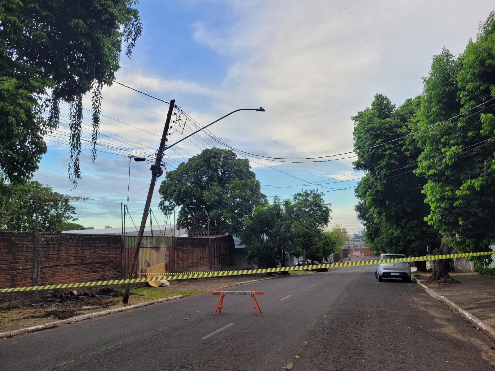 Poste foi isolado e rua bloqueada na altura do número 360