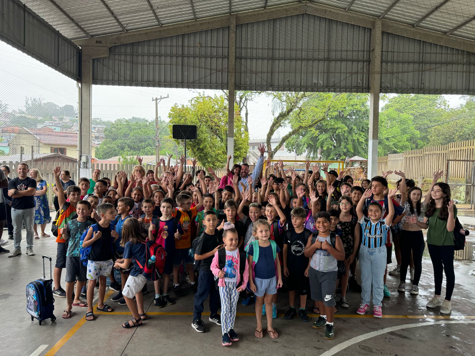 Prefeito Gustavo Finck entre os alunos da EMEB Getúlio Vargas
