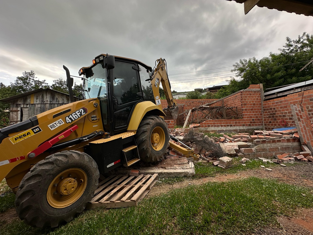 Nesta quarta-feira (26) ocorreu a demolição de mais uma construção irregular na cidade, desta vez, no bairro Liberdade. A obra em questão era realizada em área pública situada na Rua Timbaúva. 