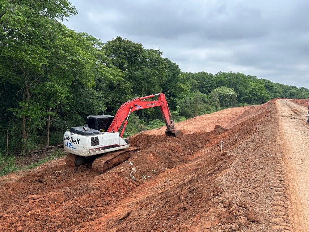 Em obras desde o começo do ano, a recuperação do dique do Rio dos Sinos, no bairro Santo Afonso, avança a cada dia. Com previsão de conclusão para abril, até o momento as equipes já concluíram 15% do cronograma. Desde a catástrofe climática de maio, a estrutura não recebia um serviço de reparo.
