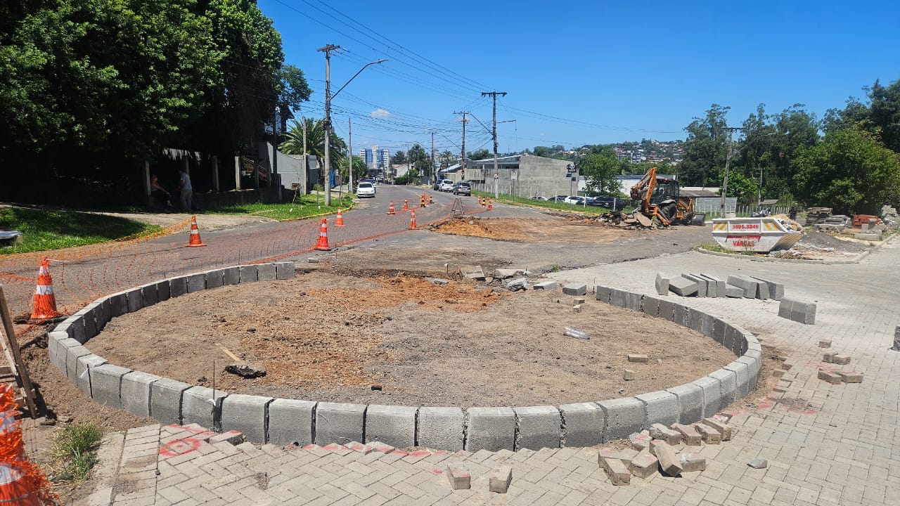 Motoristas que utilizam a Rua Bento Manoel, no sentido Feevale/Rua Rincão, devem ficar atentos às modificações no trânsito. Será instalada uma rotatória nas imediações das ruas 11 de Junho e Getúlio Borges da Fonseca, no bairro Operário. Os trabalhos iniciam sábado (8) e devem ser concluídos em até 60 dias.