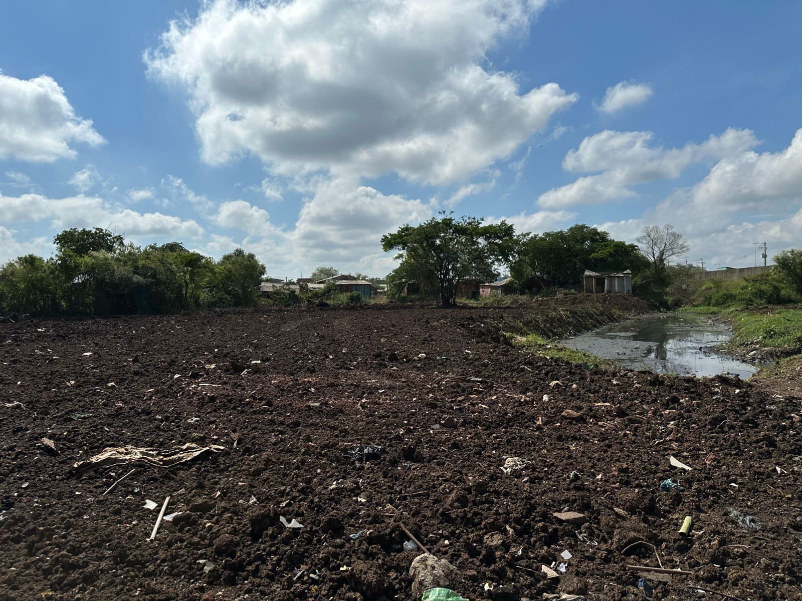 Local próximo a ETE da Comusa necessita de limpezas constantes