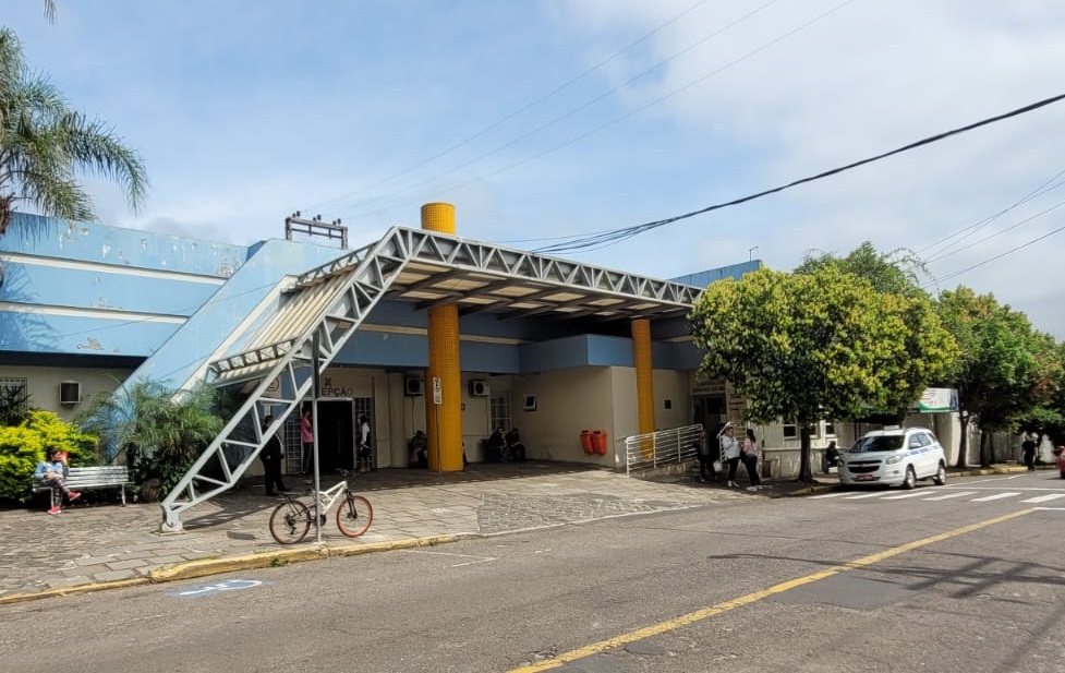 A Fundação de Saúde Pública de Novo Hamburgo (FSNH) informa que está operando acima da sua capacidade máxima de lotação na emergência do Hospital Municipal e nas Unidades de Pronto Atendimento (UPAs) Canudos e Centro nesta quarta-feira (5).