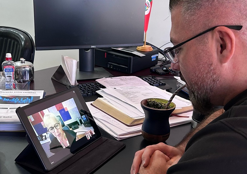 Na manhã desta sexta-feira (21), o prefeito Gustavo Finck realizou uma reunião virtual com a secretária estadual da Cultura, Beatriz Araújo. O encontro marcou o início das tratativas para a busca de recursos junto ao governo do Estado para o setor cultural da cidade.