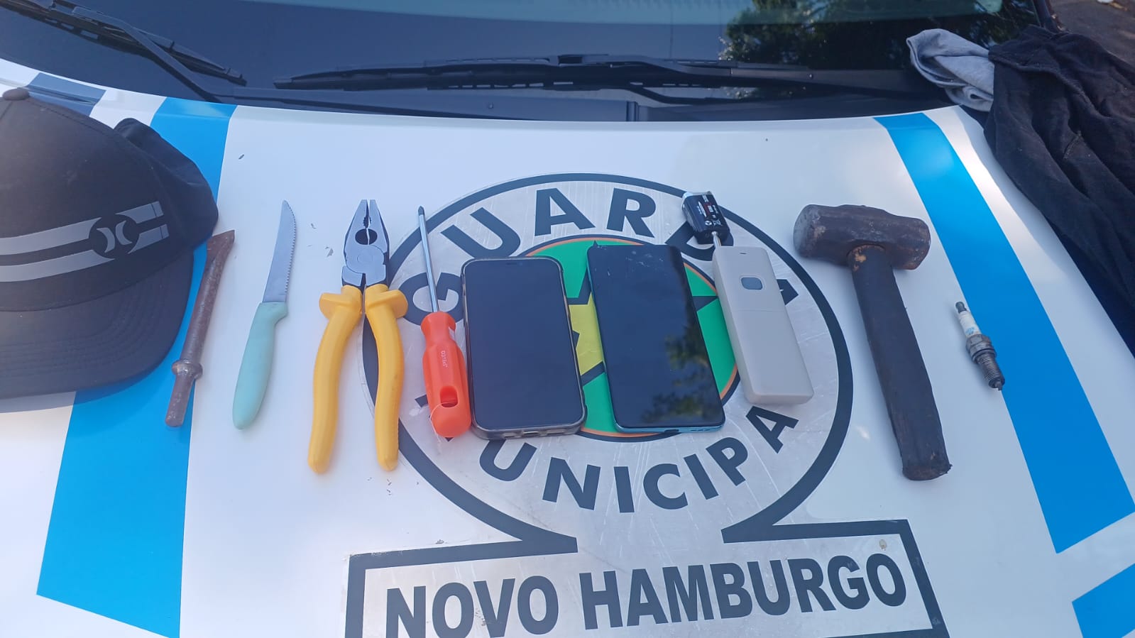 A Guarda Municipal de Novo Hamburgo prendeu dois homens por furto na tarde desta quarta-feira (5). A dupla foi identificada após um alerta sobre o envolvimento no furto de itens de um veículo em São Leopoldo, ocorrido na mesma manhã. Os agentes localizaram os suspeitos por volta das 13h30, na Rua Benjamin Constant, no Centro.