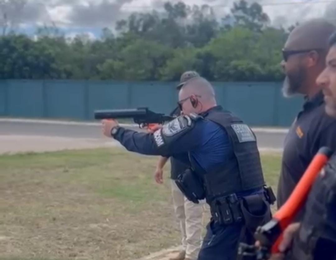 Agente da GMNH durante demonstração com arma não letal