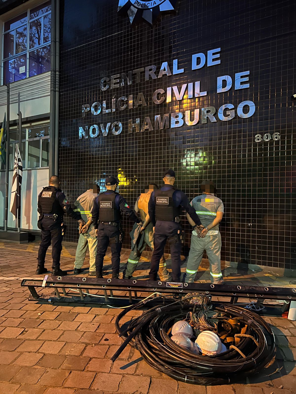 Suspeitos usavam uniformes e capacetes para despistar ação criminosa
