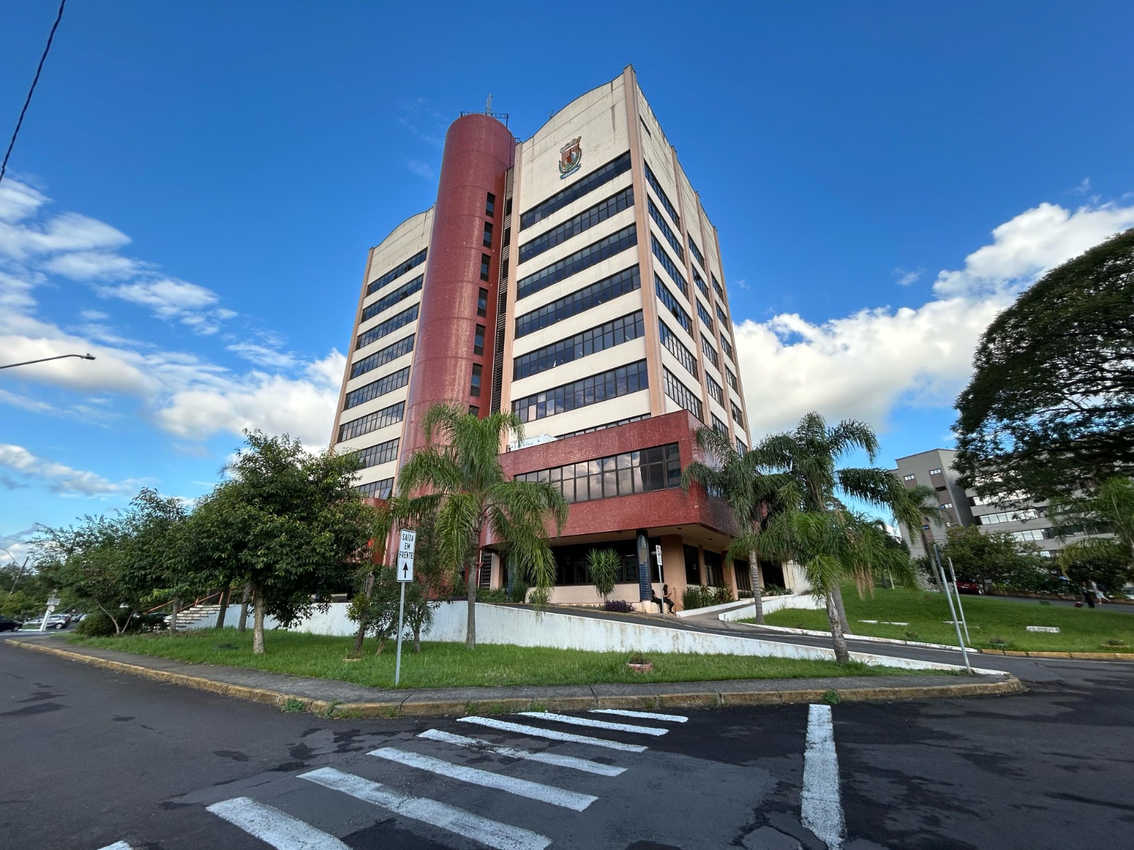 A Prefeitura de Novo Hamburgo acumula pelo menos R$ 200 milhões em dívidas. O valor é oriundo de contas não pagas em 2024. Conforme a Secretaria Municipal da Fazenda (SMF), o montante deve aumentar. Ainda falta computar valores de pastas como a Secretaria Municipal de Obras Públicas e Infraestrutura (SMOPI) e de Desenvolvimento Econômico, Inovação e Turismo (SMDEIT).