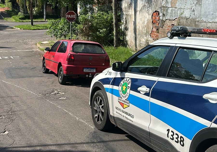 Carro foi removido do local após recuperação pela Guarda Municipal