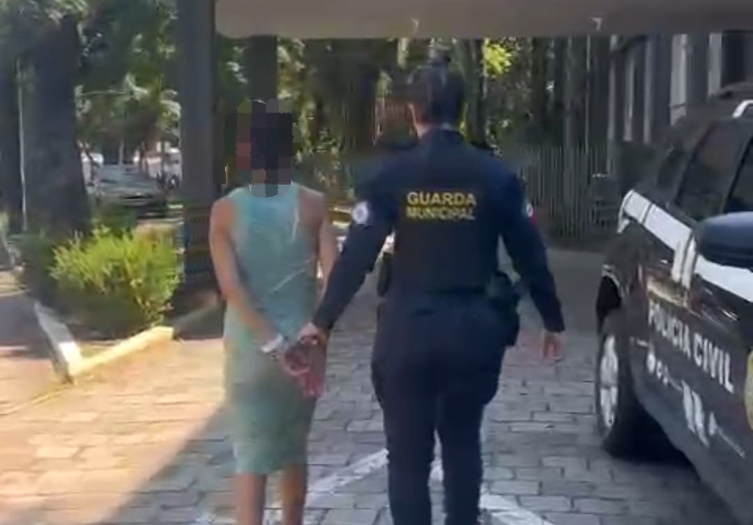 Mulher foi encaminhada à delegacia onde foi presa em flagrante