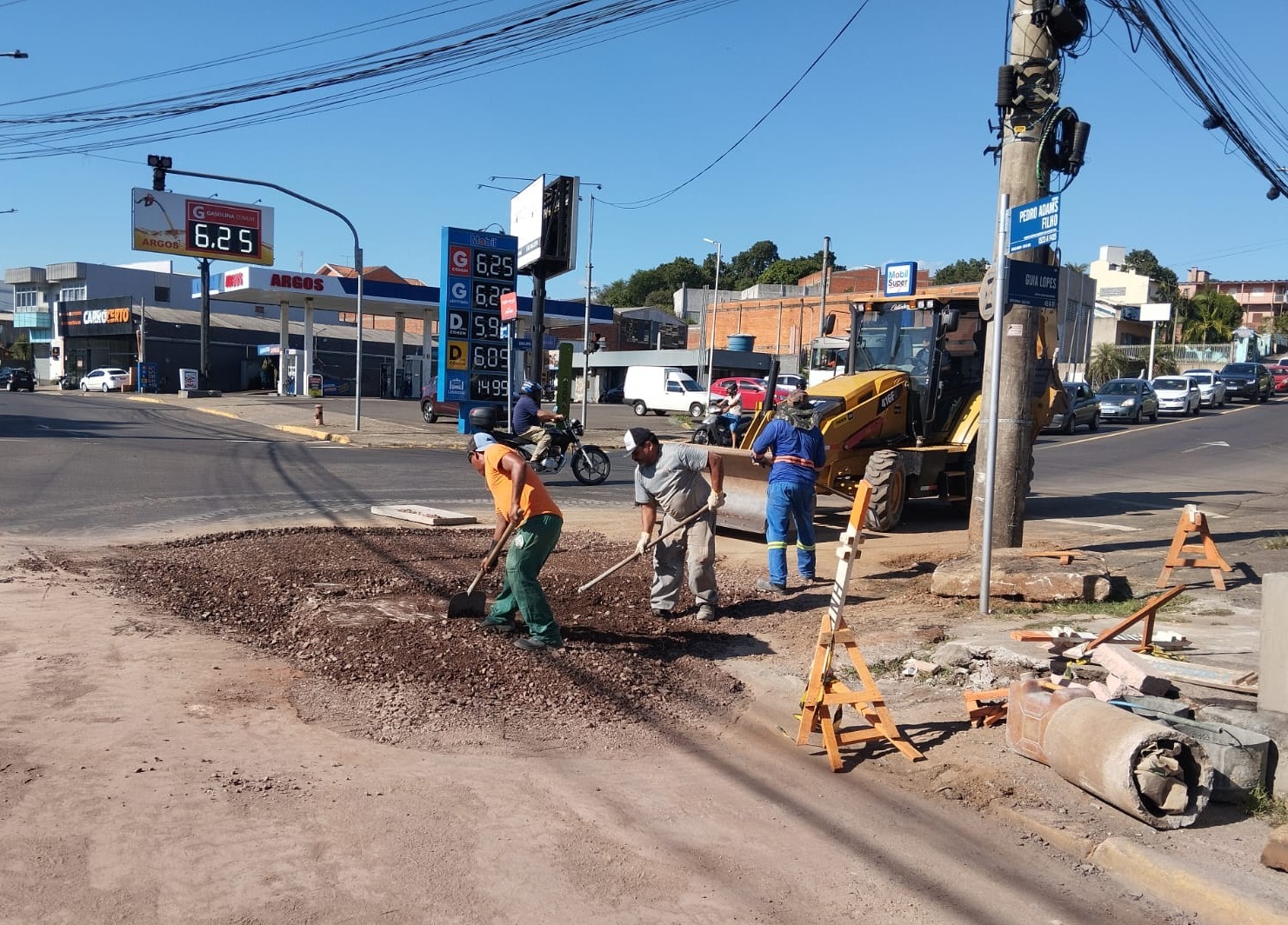 Reparo de caixa central na Avenida Pedro Adams Filho