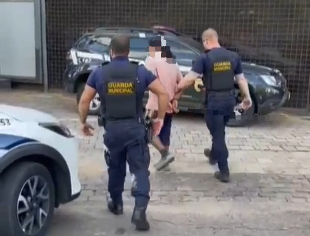 Homem detido por dois guardas municipais de Novo Hamburgo