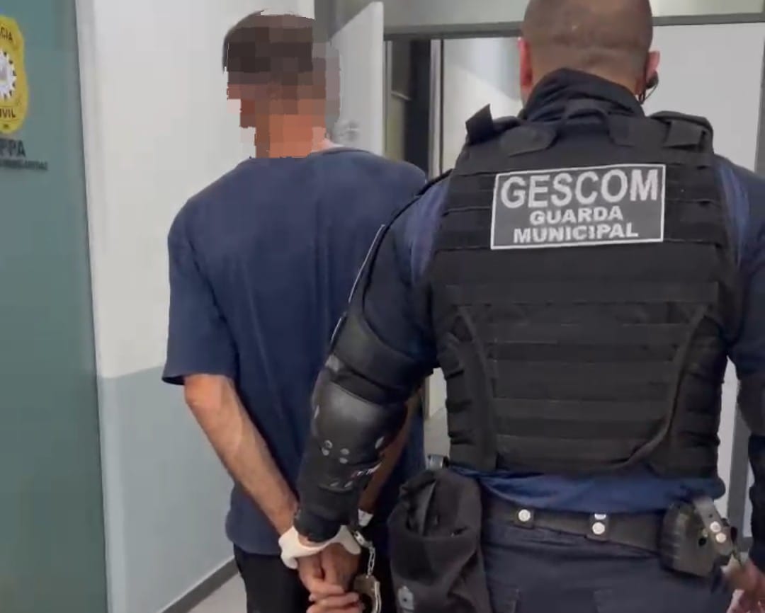 Homem foi levado à delegacia após discussão e agressão a agente