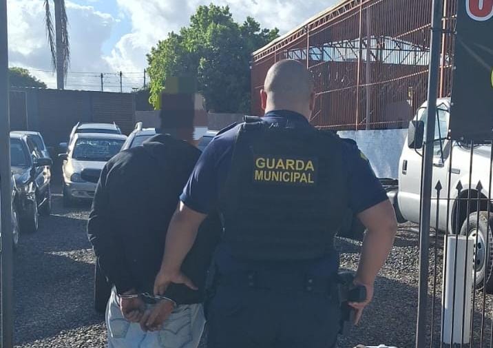 Agente da Guarda Municipal deteve homem que ateou combustível em carros