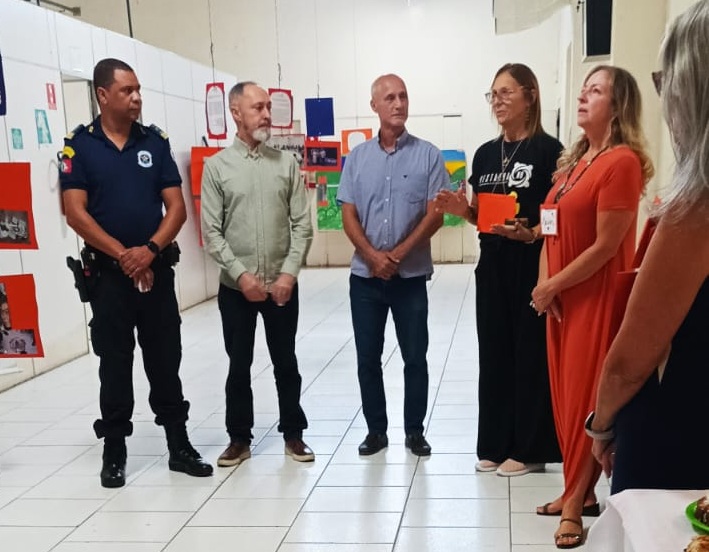 Legenda: O Diretor da GMNH, Emerson Edinei Lopes, o chefe de gabinete, José Lourenço, o secretário de Segurança Pública, Rosalino Seara, a coordenadora do programa Restaura NH, Beatriz Pontes Ferreira da Rosa, e uma das instrutoras, Marion Schütz, na abertura do curso