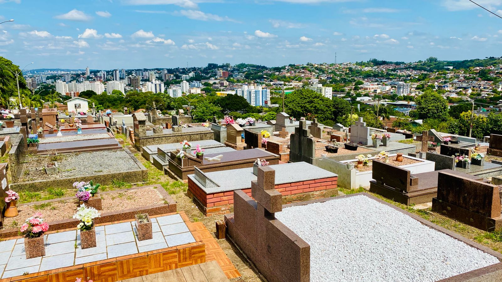 Familiares precisam regularizar situação dos túmulos em 30 dias